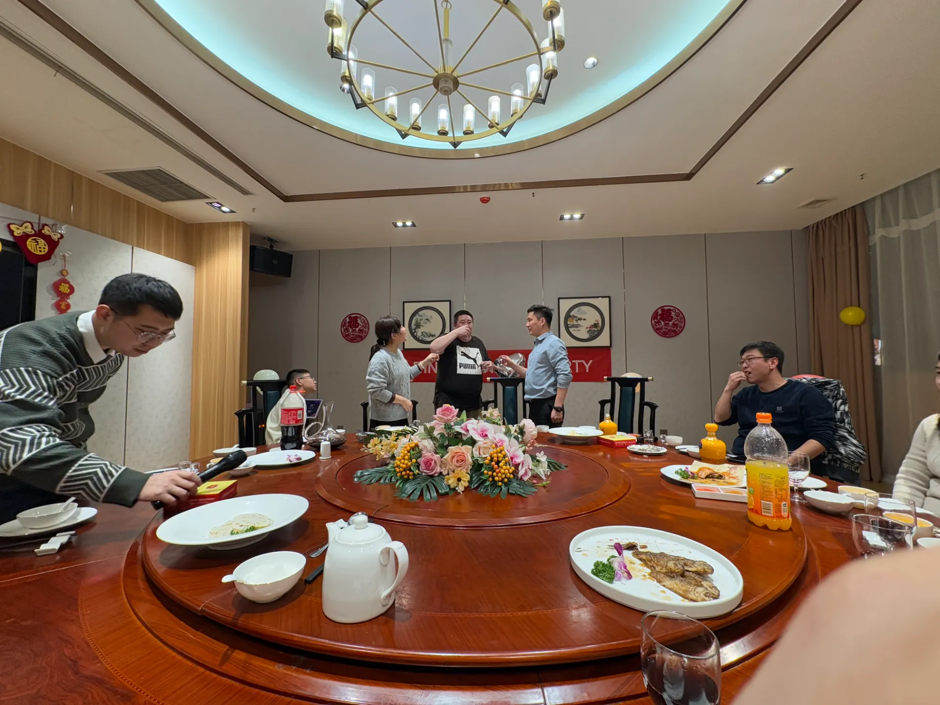 All DINSEN employees enjoy delicious food and wine. We hope that DS brand SML Pipe, ductile iron pipe, hose clamp and clamp will go to a wider world in 2025.