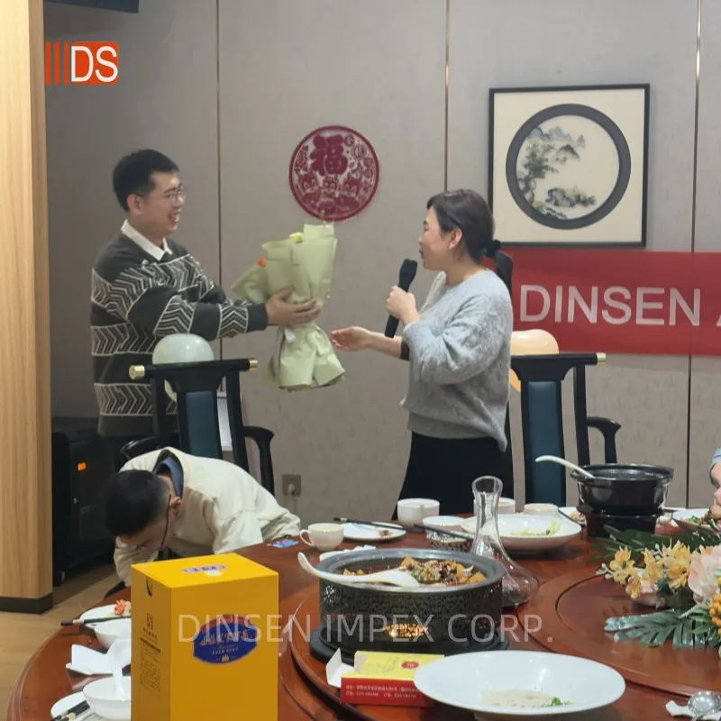 Oliver presented flowers to Mr. Zhao while she was singing